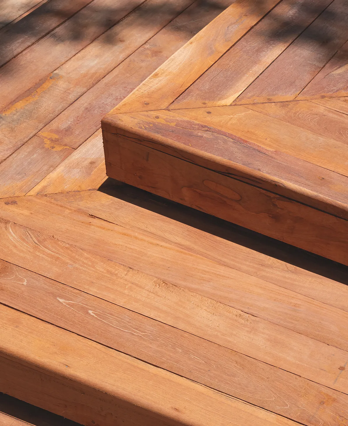 Detailaufnahme von Holzterrassendielen mit Stufe