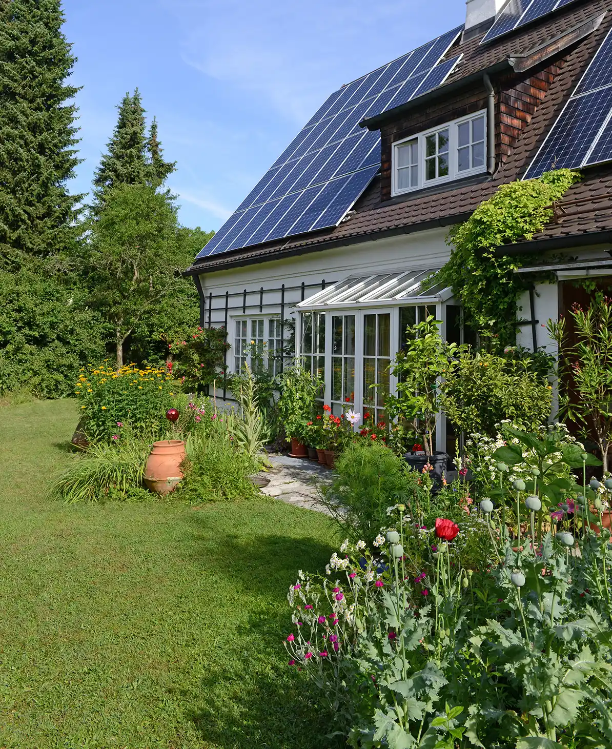 Gepflegter Hausgarten mit Blumenbeet und Wohnhaus